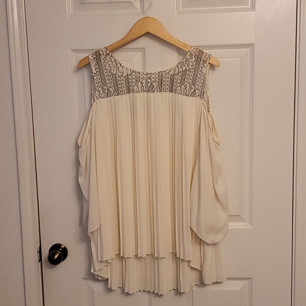Pleated high-low White lacy blouse